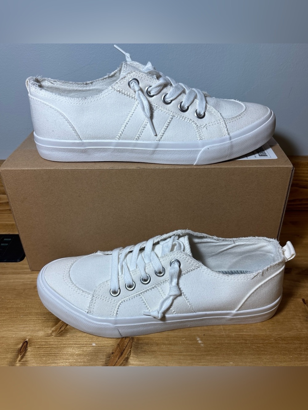 JELLYPOP Womens SIZE 9.5 White Tennis Shoes New Without Tags